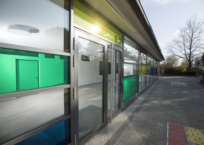 Aussenansicht Ausgang Grundschule Albeck - ein Bild von Kabalösungen Architektur Modernisierung Energieberatung